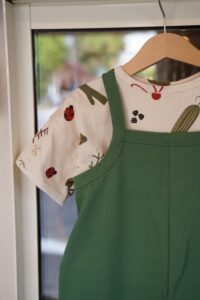 ヨーロッパ子供服の半袖ロンパースを着たベビー